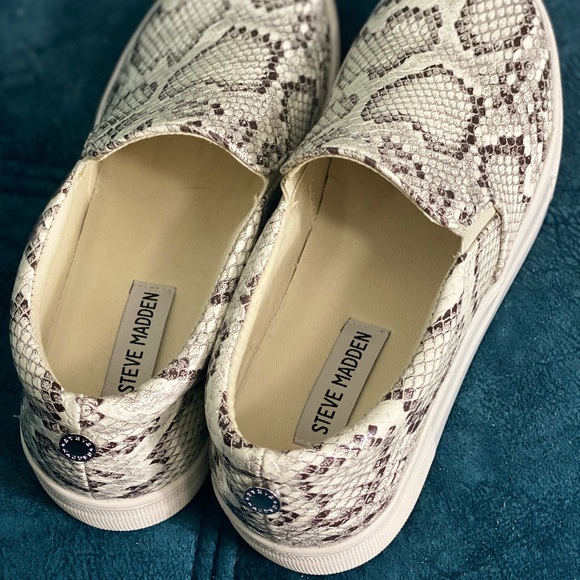 STEVE MADDEN SNAKEPRINT LOAFERS - Picture 2 of 3
